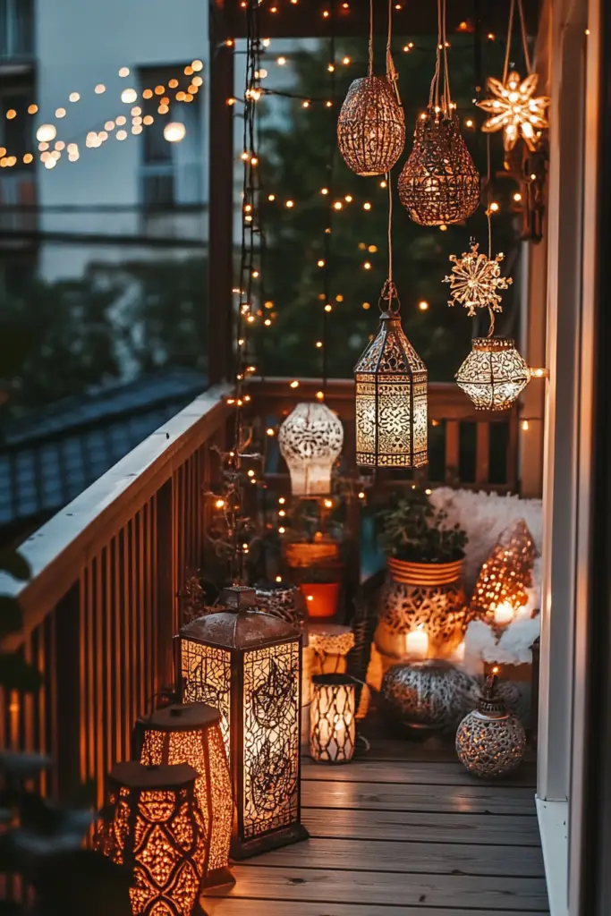 Behaglich dekorierter Balkon mit Laternen und Lichtern.