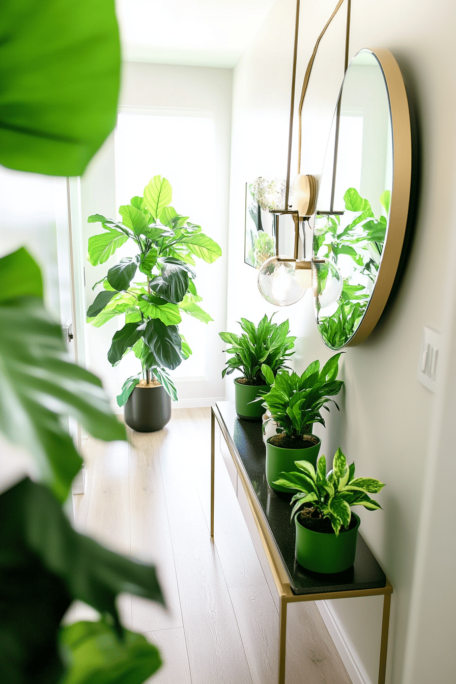 Schmaler Flur mit grünen Zimmerpflanzen und einem runden Spiegel.