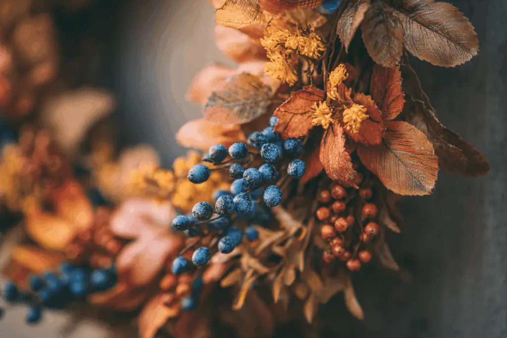 Herbstlicher Kranz mit bunten Beeren und Blättern