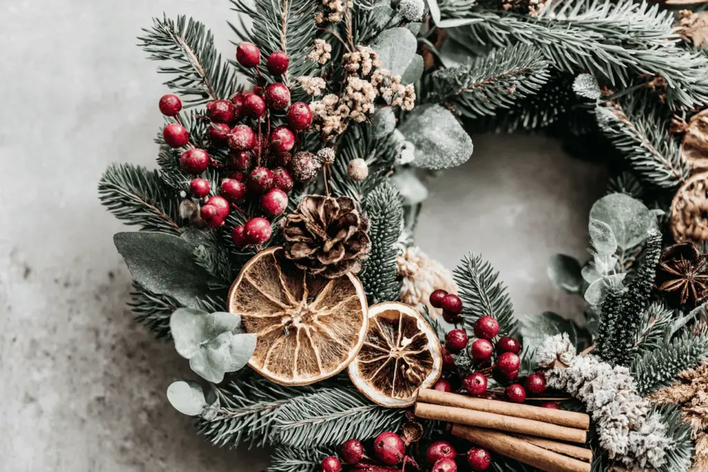 Weihnachtskranz mit Zimtstangen, Trockenorangen, Beeren und Tannenzweigen