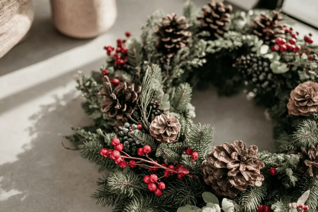 Weihnachtskranz mit Tannenzapfen und Beeren