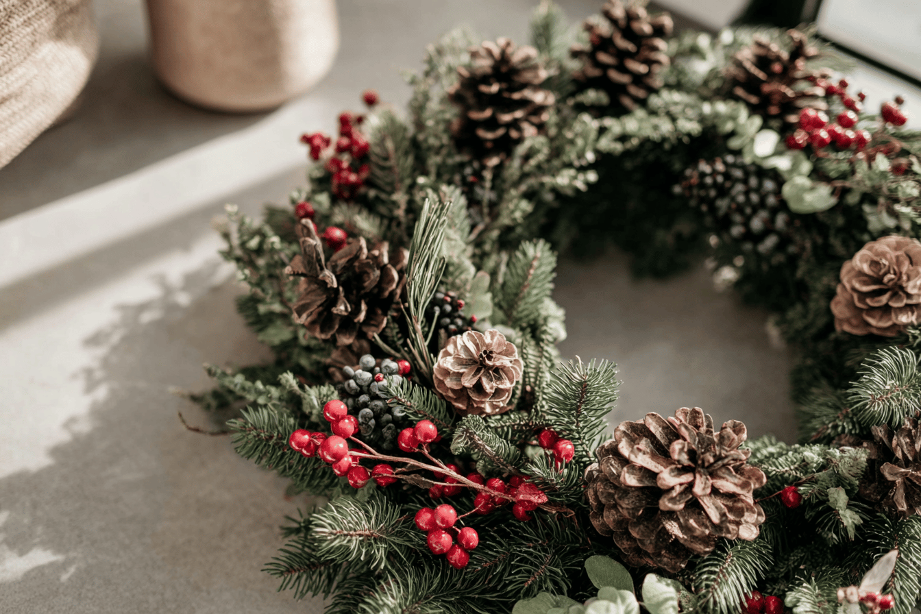 Weihnachtskranz mit Tannenzapfen und Beeren