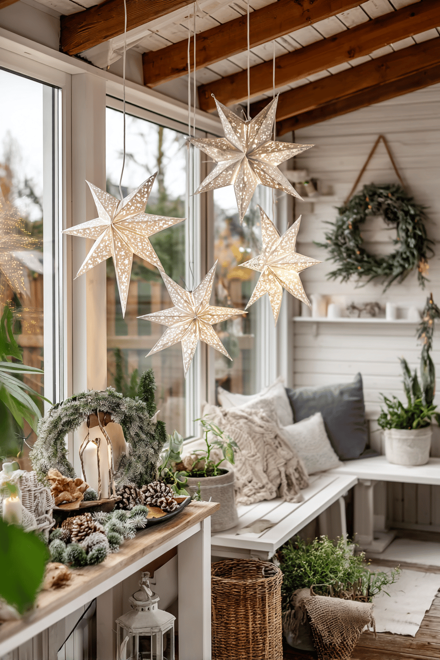 Gemütlich dekorierter Innenbereich mit leuchtenden Weihnachtssternen, Pflanzen und Deko-Elementen.