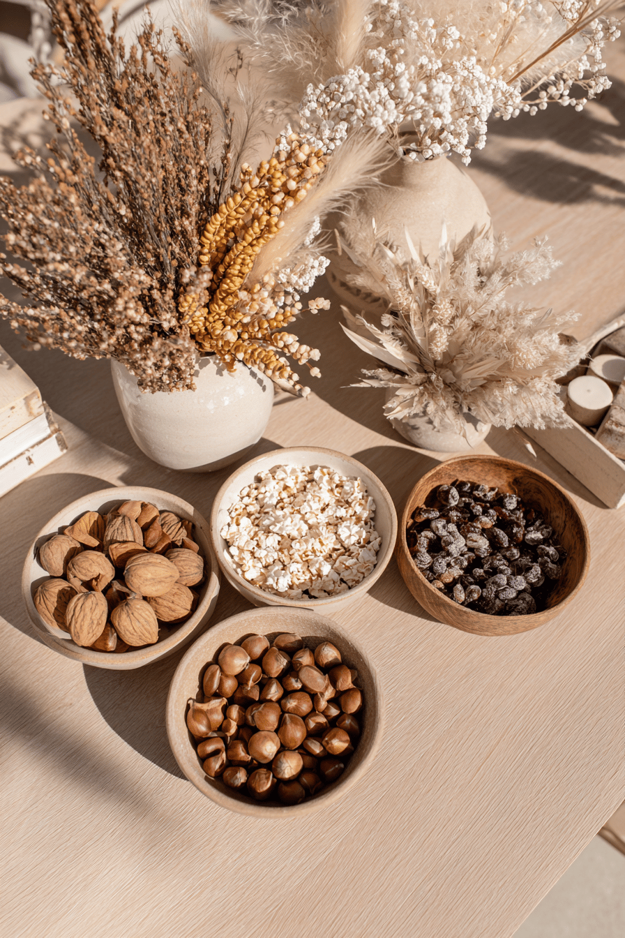 Herbstliche Deko mit Nüssen, Trockenblumen und Naturmaterialien