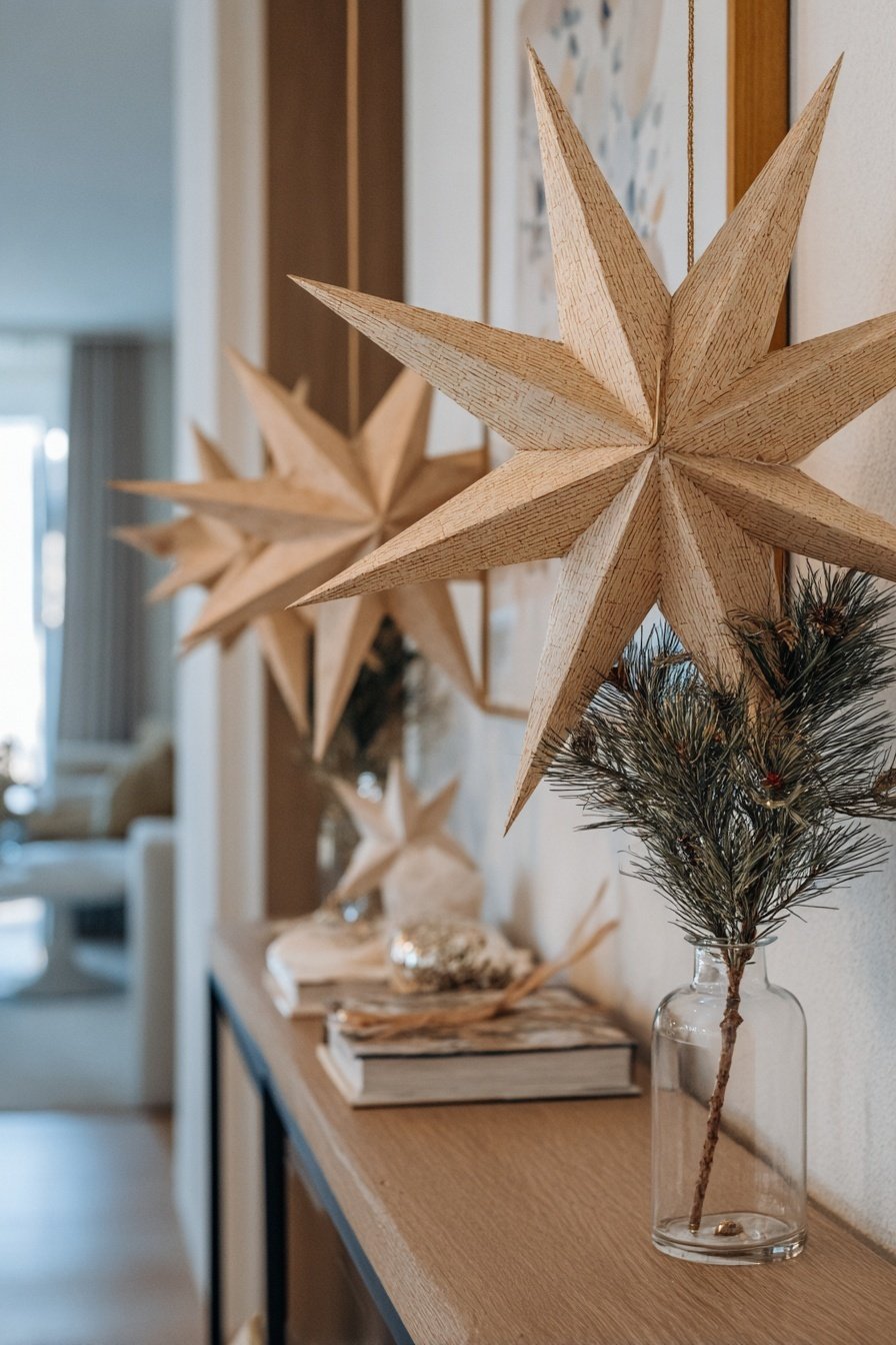 Große Holzsterne und eine Vase mit Tannenzweig auf einer Flurkonsole