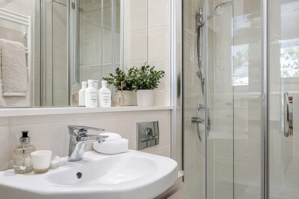 kleines modernes Gäste WC mit Glasdusche und Waschbecken