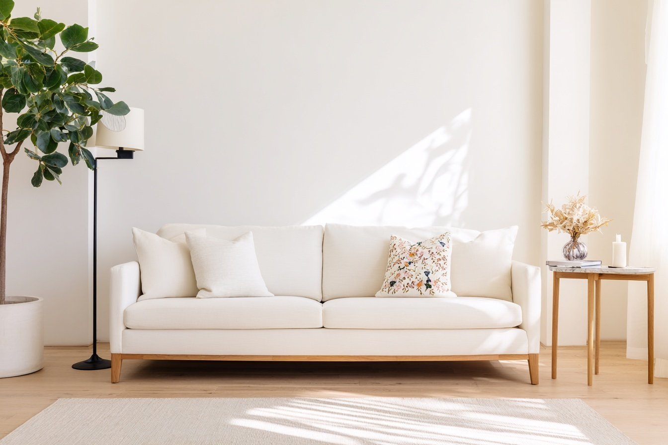 modernes schmales Wohnzimmer mit weißem Sofa und Holzdetails