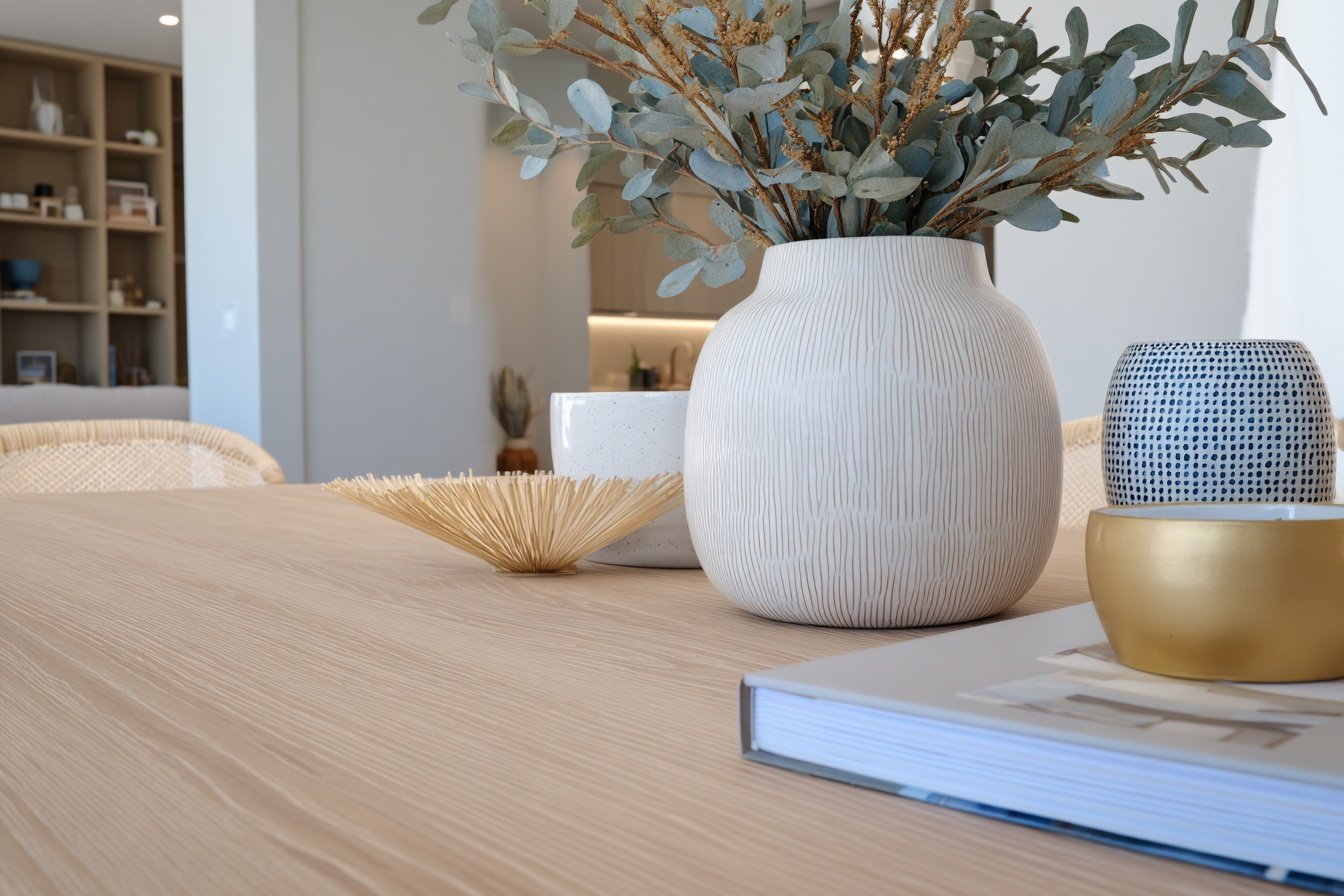 moderne Vasen und Deko auf einem Holztisch in offenem Wohn Essbereich