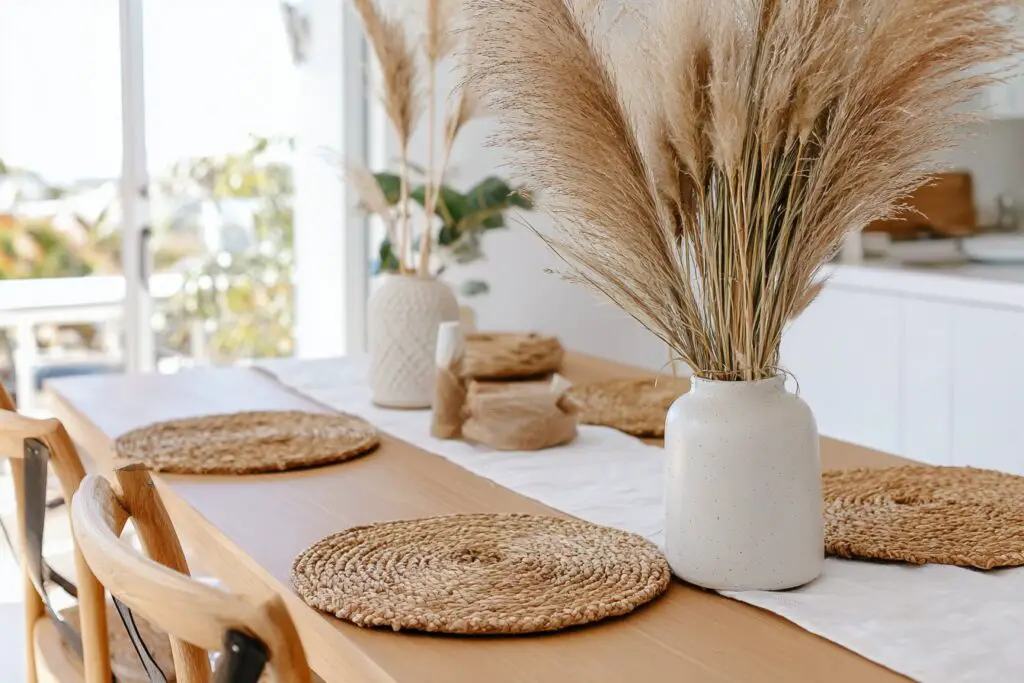 Boho Esszimmer Dekoration mit Trockenblumen und Naturmaterialien auf einem Holztisch