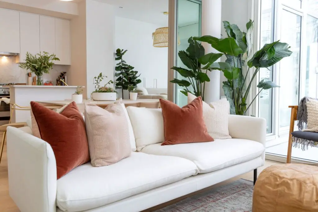 Helles Wohnzimmer mit integrierter offener Küche und großzügigem Sofa