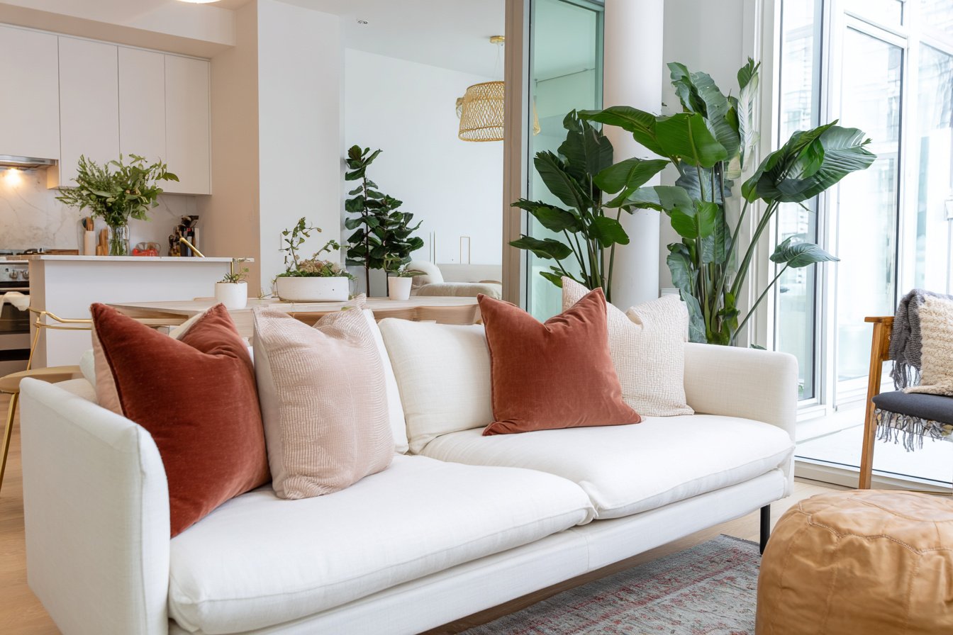 Helles Wohnzimmer mit integrierter offener Küche und großzügigem Sofa