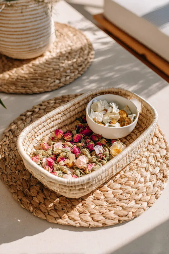 Rattan-Brotkorb mit bunten Blüten