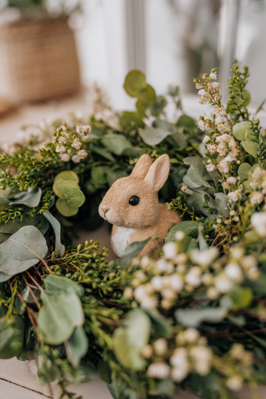 DIY-Frühlingskranz mit Mini-Hasen und Blüten