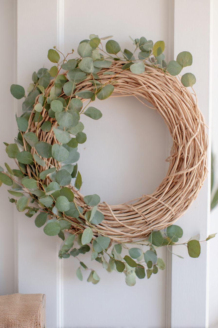 Weidenkranz mit Eukalyptus an Haustür