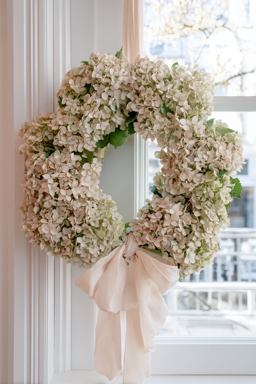 Frühlingskranz mit großen Hortensien und Satinband