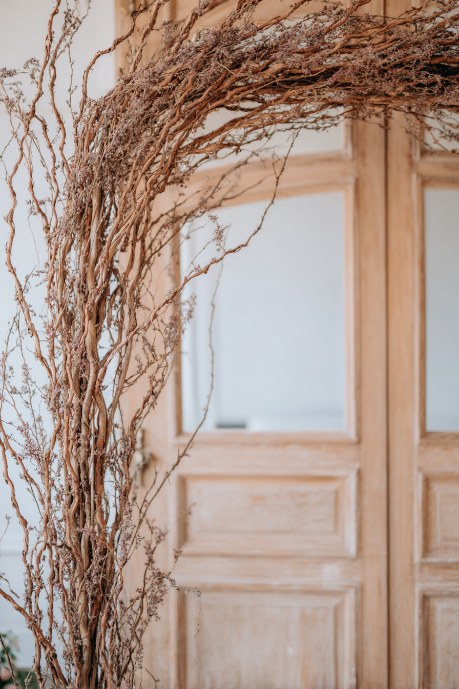 Türgirlande aus gebogenen Zweigen an Holztür