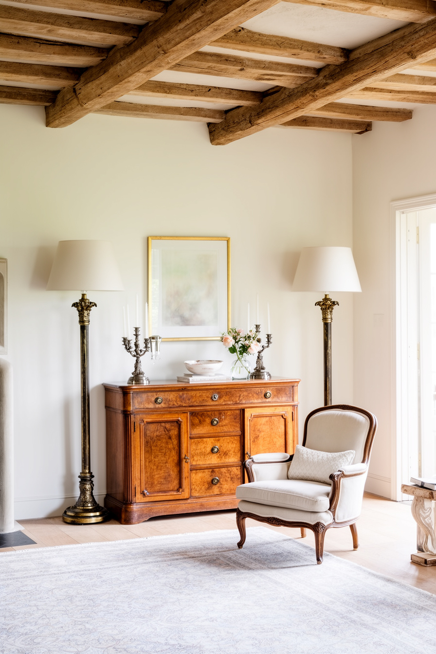 Elegantes Wohnzimmer mit Deckenbalken und antiken Stehlampen