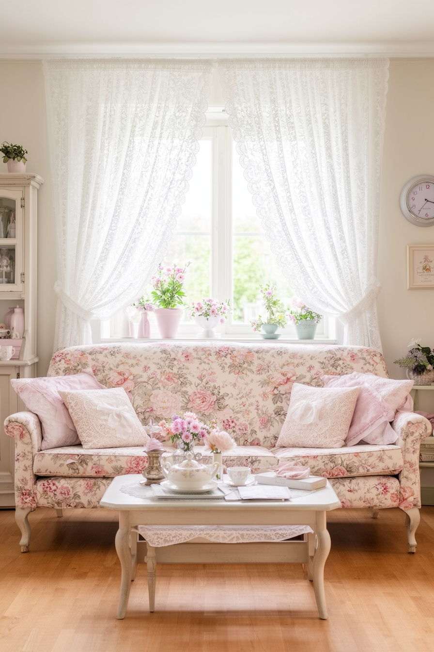 Florales Sofa im femininen Landhausstil Wohnzimmer