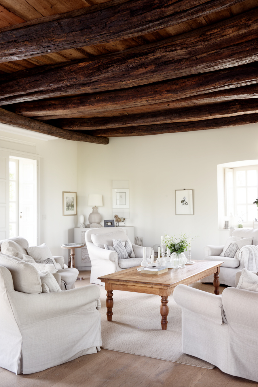 Französisches Landhaus Wohnzimmer mit Holzbalken