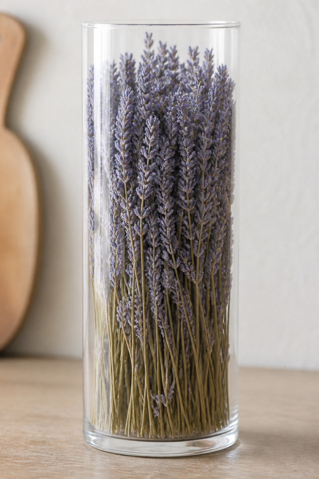 Glaszylinder mit getrocknetem Lavendel als Tischdeko