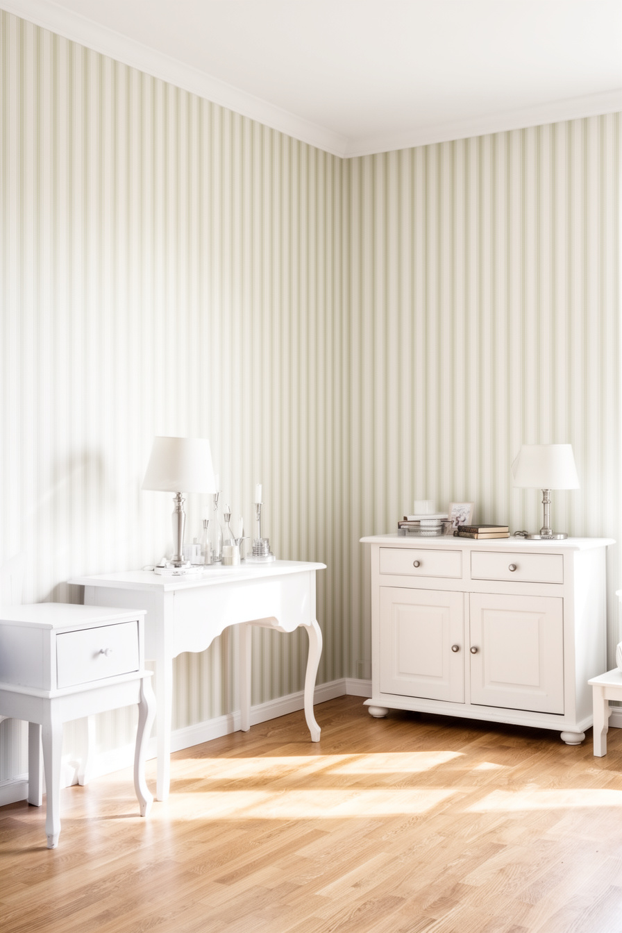 Wohnzimmer mit Streifen-Tapete und weißen Landhausmöbeln