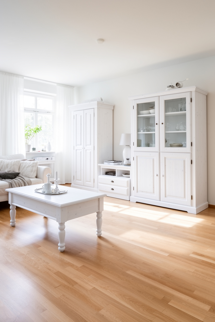 Helles Wohnzimmer mit weißen Landhausmöbeln im Skandi Stil