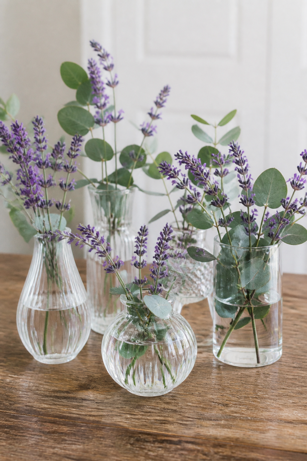 Glasvasen mit Lavendel und Eukalyptus Tischdeko