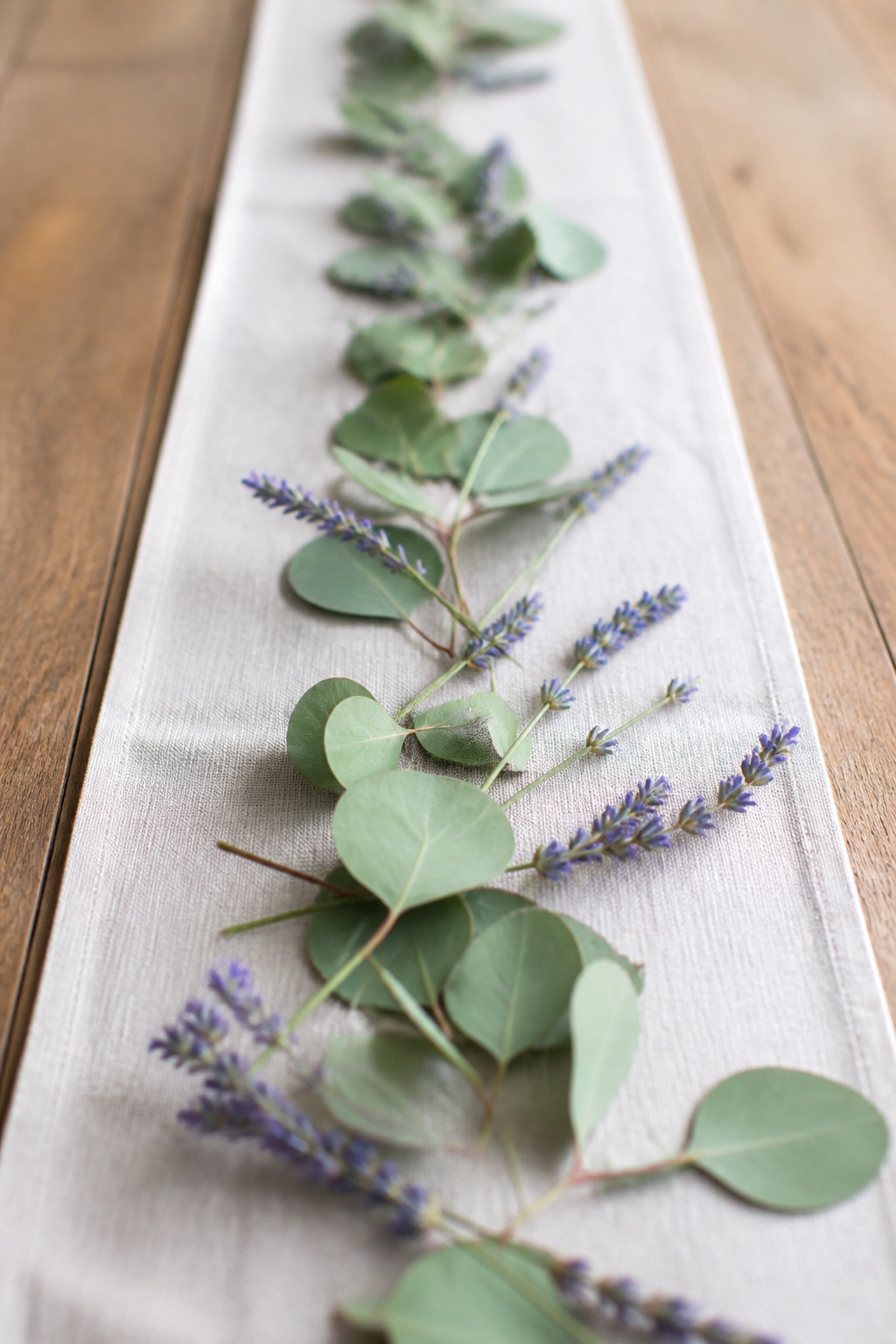 Langer Tischläufer mit Lavendel und Eukalyptus dekoriert