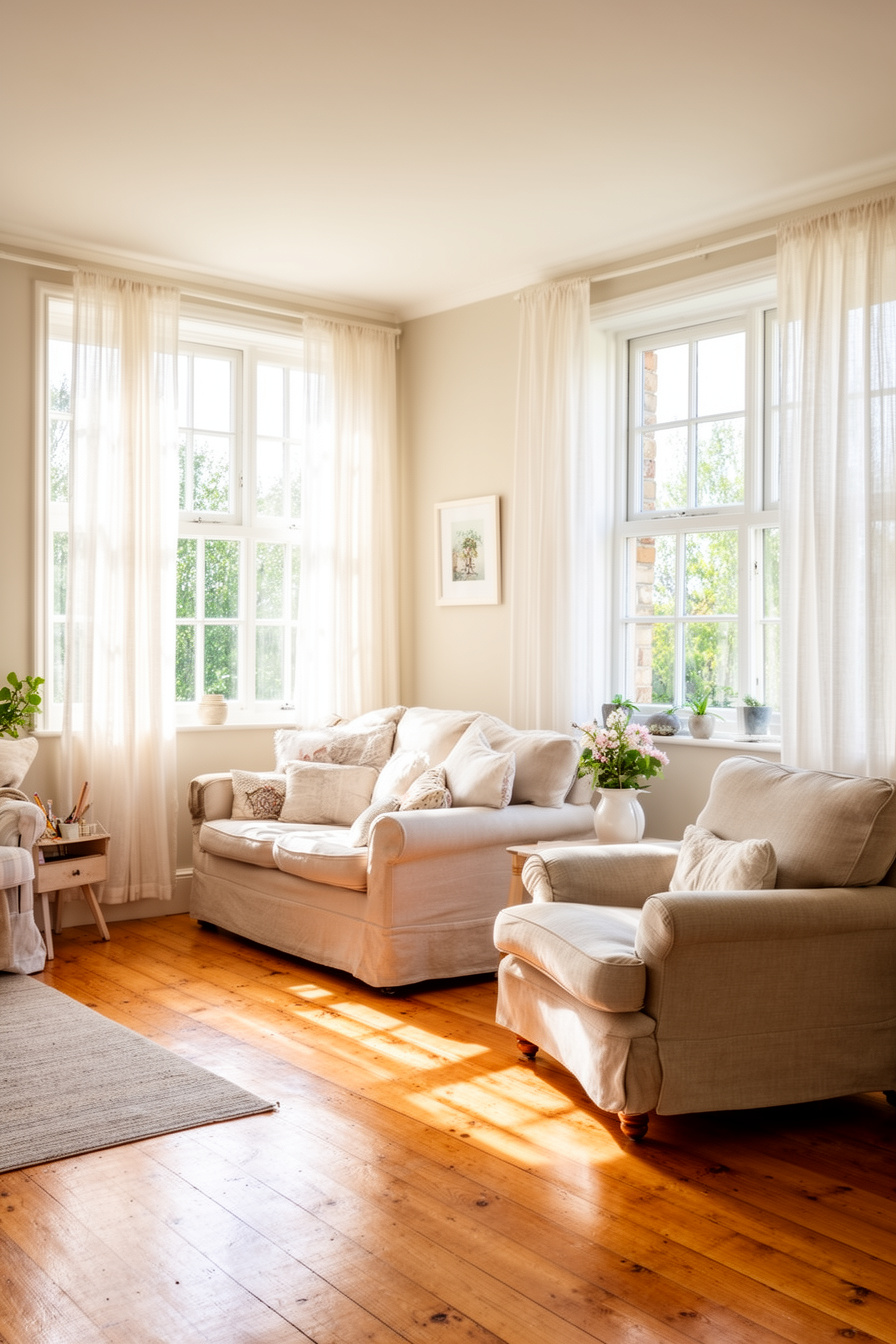Wohnzimmer mit Sprossenfenstern und hellen Gardinen