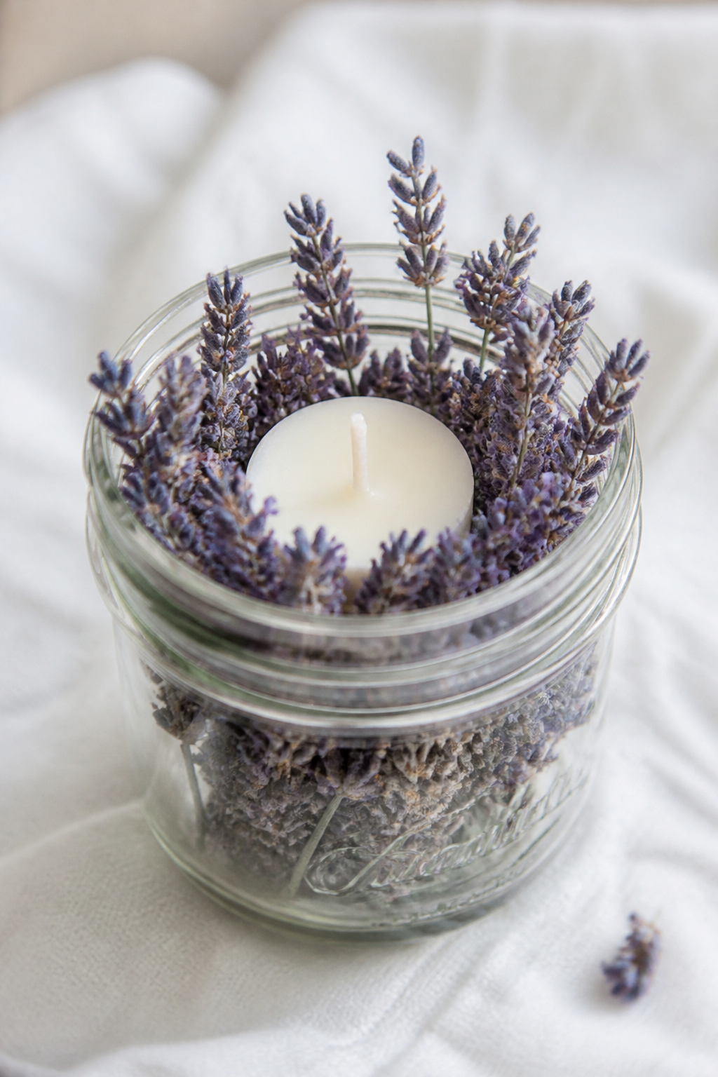 Mini-Mason-Jar mit Lavendel und Kerze als Tischdeko