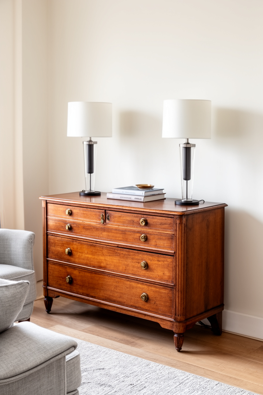 Vintage-Kommode mit modernen Lampen im Landhaus Wohnzimmer
