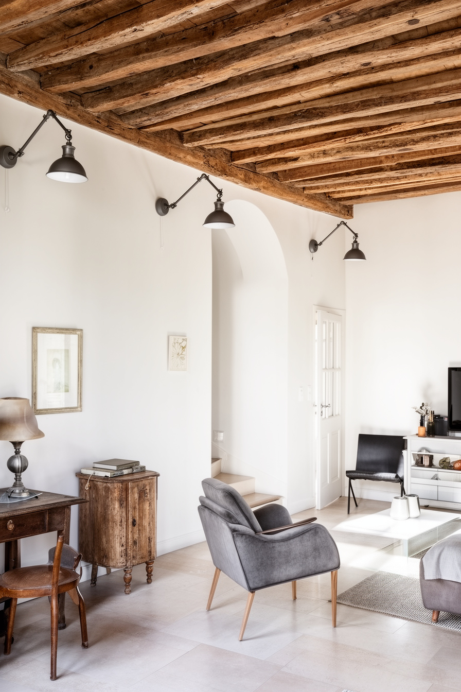 Loft Wohnzimmer französischer Landhausstil mit Holzbalken