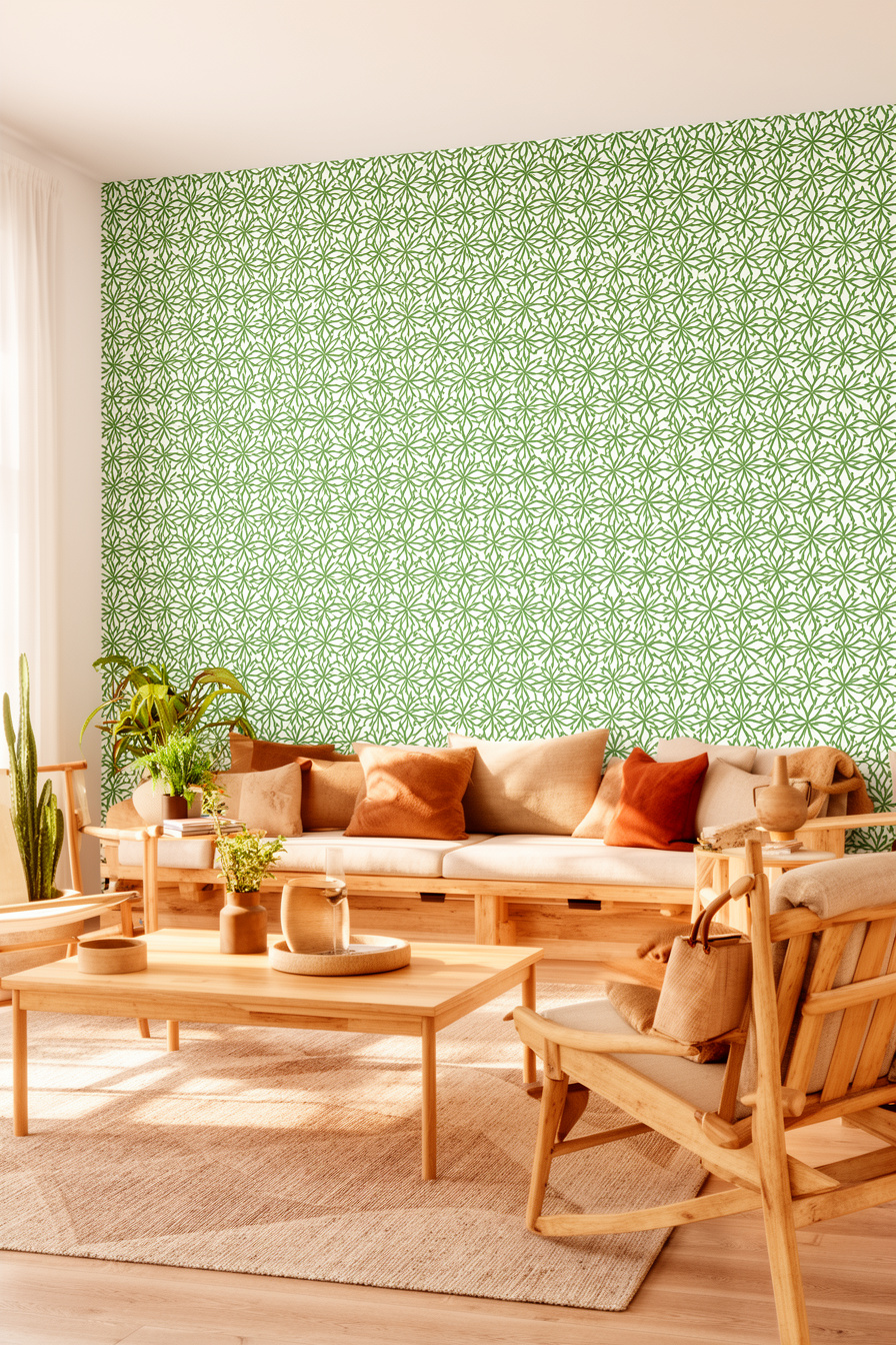 Wohnzimmer mit grüner Landhaus-Tapete und Holzmöbeln
