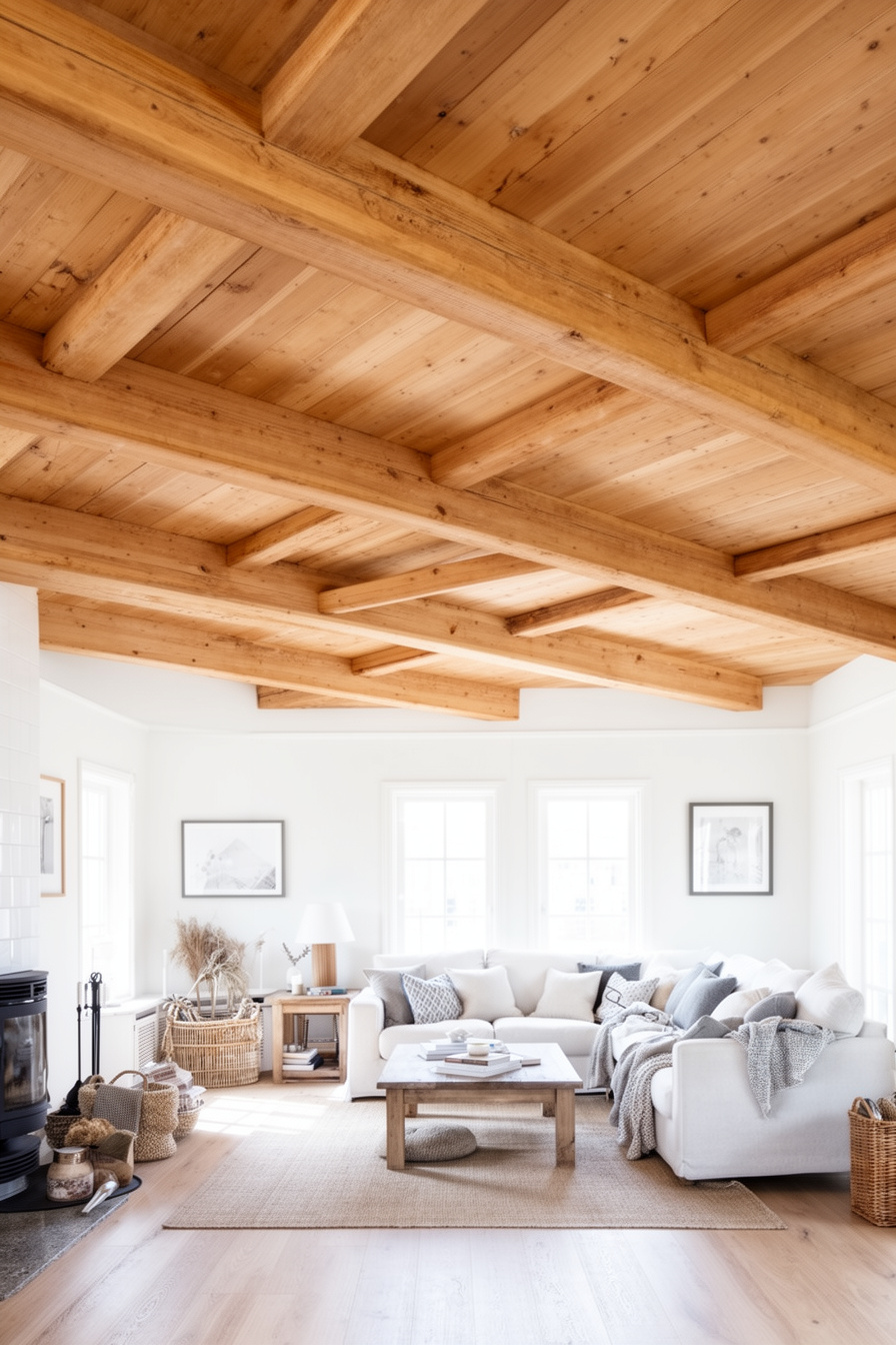 Wohnzimmerdecke mit Holzbalken im Skandi Landhaus Stil