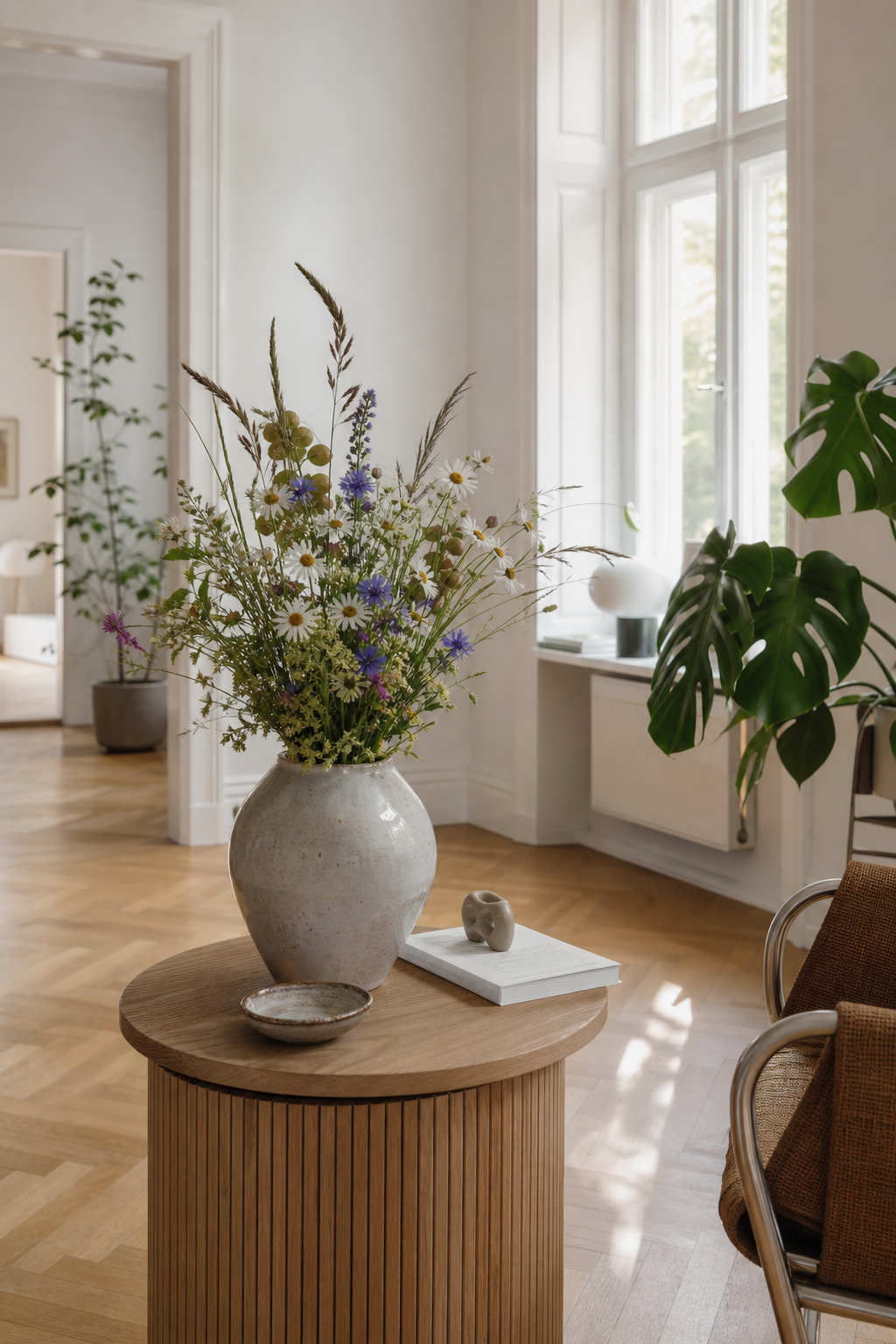 skandinavische-sommerdeko: 4. Wildblumen-Strauß im Wohnzimmer