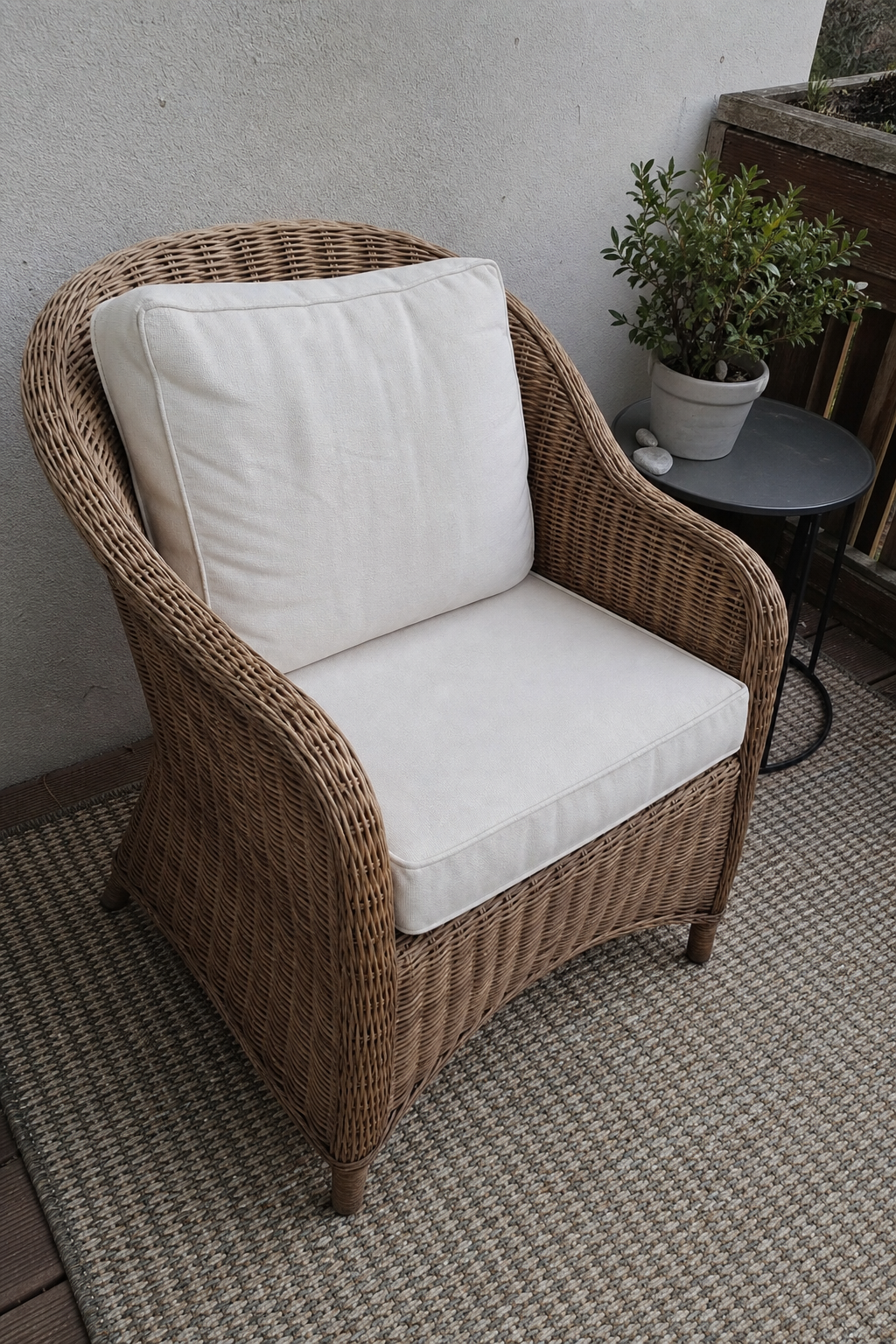 Rattan-Sessel vor makellosem Outdoor-Teppich