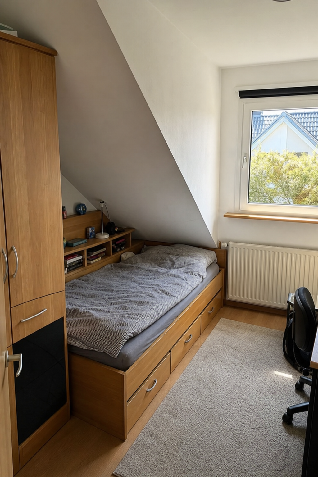 Bett unter Schräge mit Schubladen