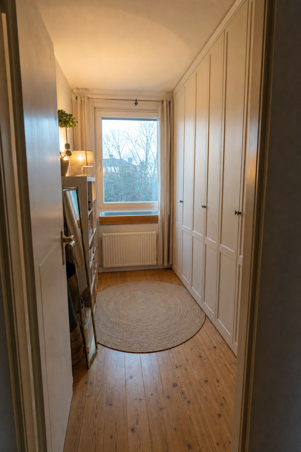 Wandhohe Schrankwand in kleinem Zimmer