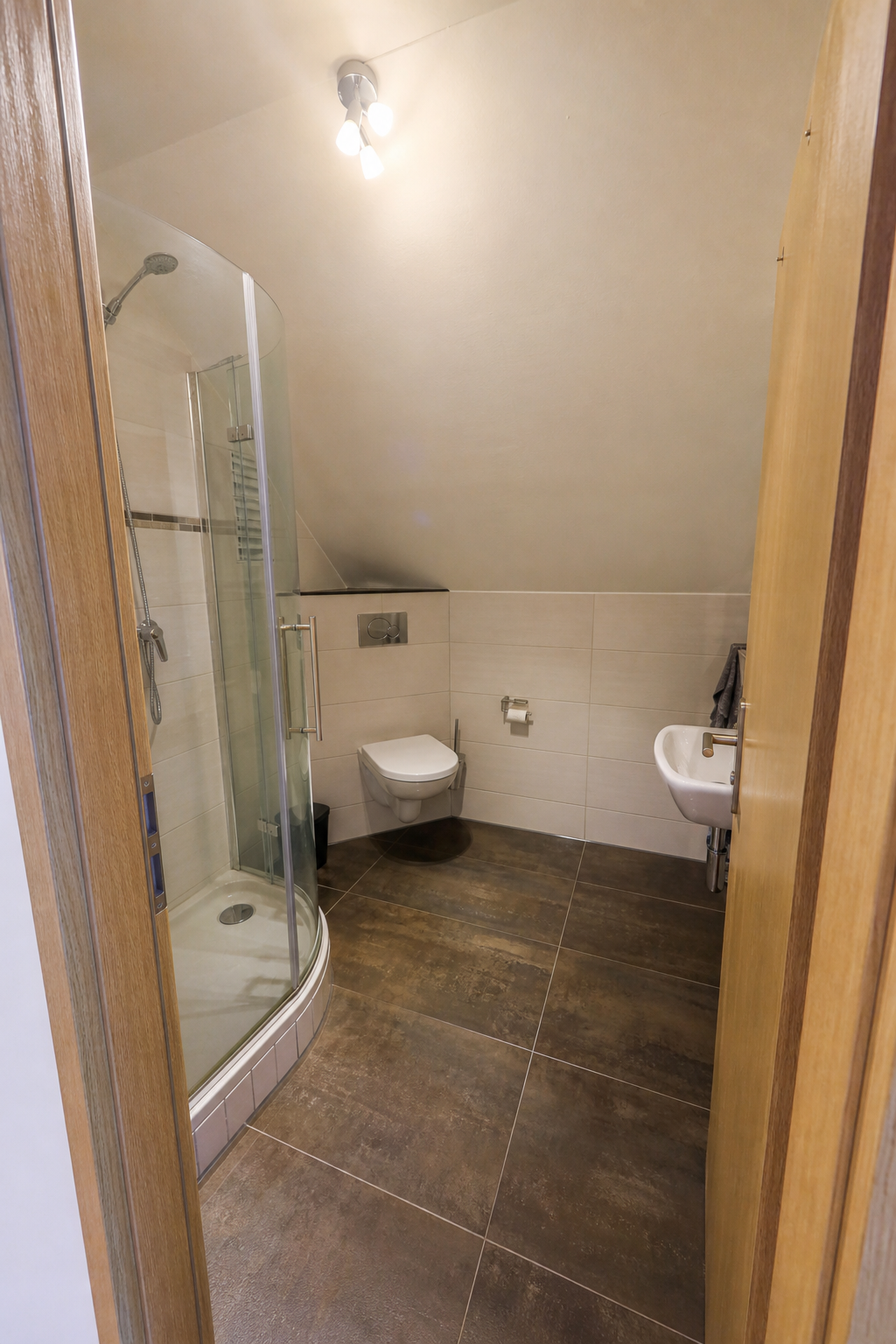 kompaktes badezimmer unter dachschräge