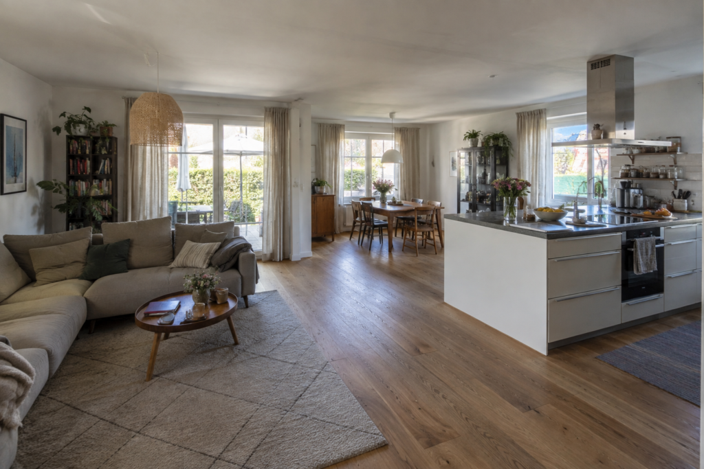 So richtest du dein offenes Wohnzimmer, Esszimmer und deine Küche ein: 15 Ideen zum Nachmachen